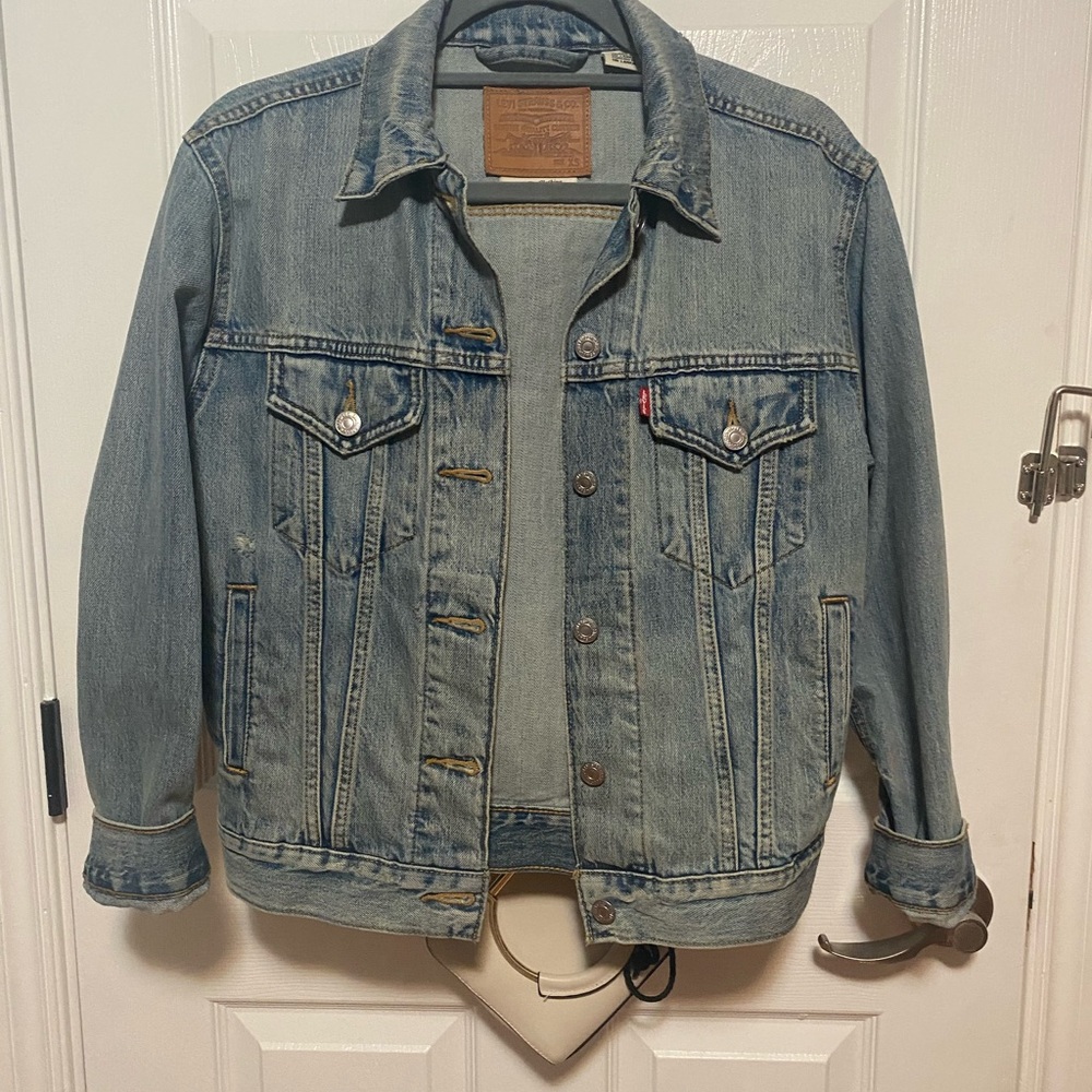 Levi’s light wash jean jacket XS